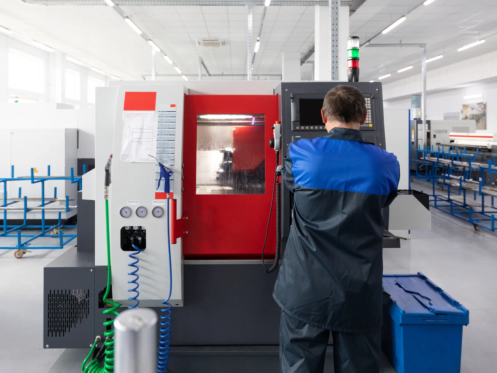 Оператор работи на CNC машина в машинен цех
